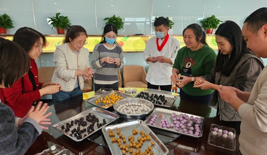 滾湯圓、猜燈謎、制花燈~~元宵節(jié)就要這樣過